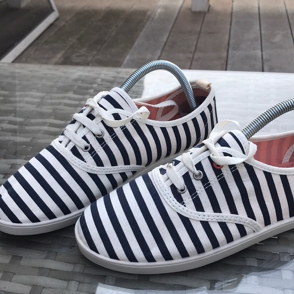 A pair of women shoes - Picture 4 of 4